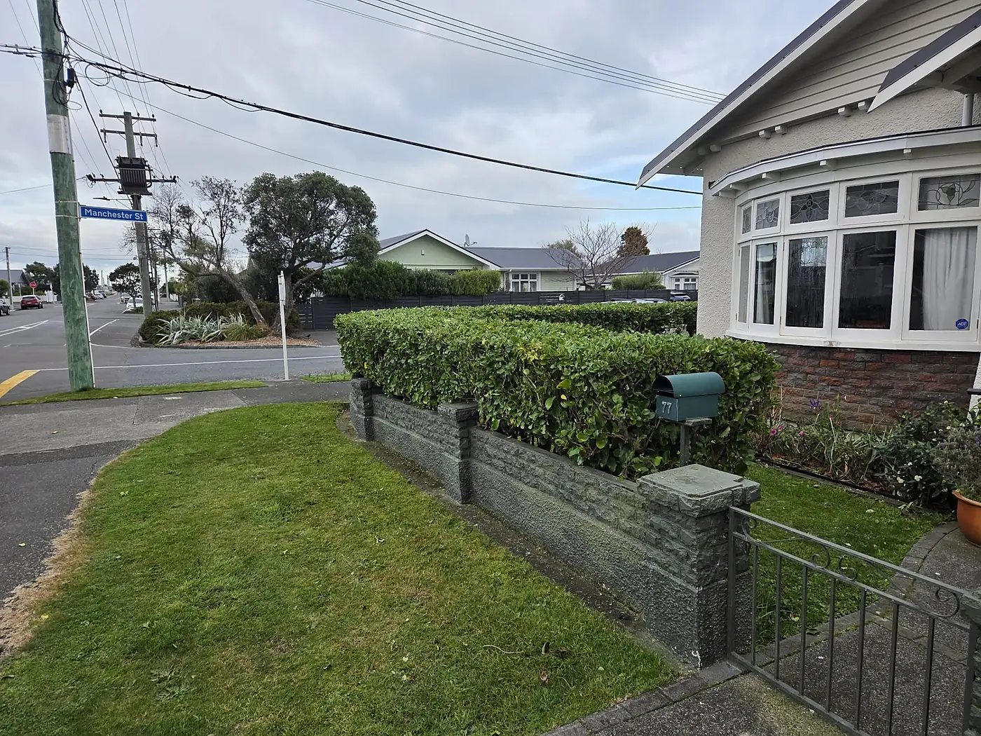 Hedge being trimmed level along a Hutt Valley boundary